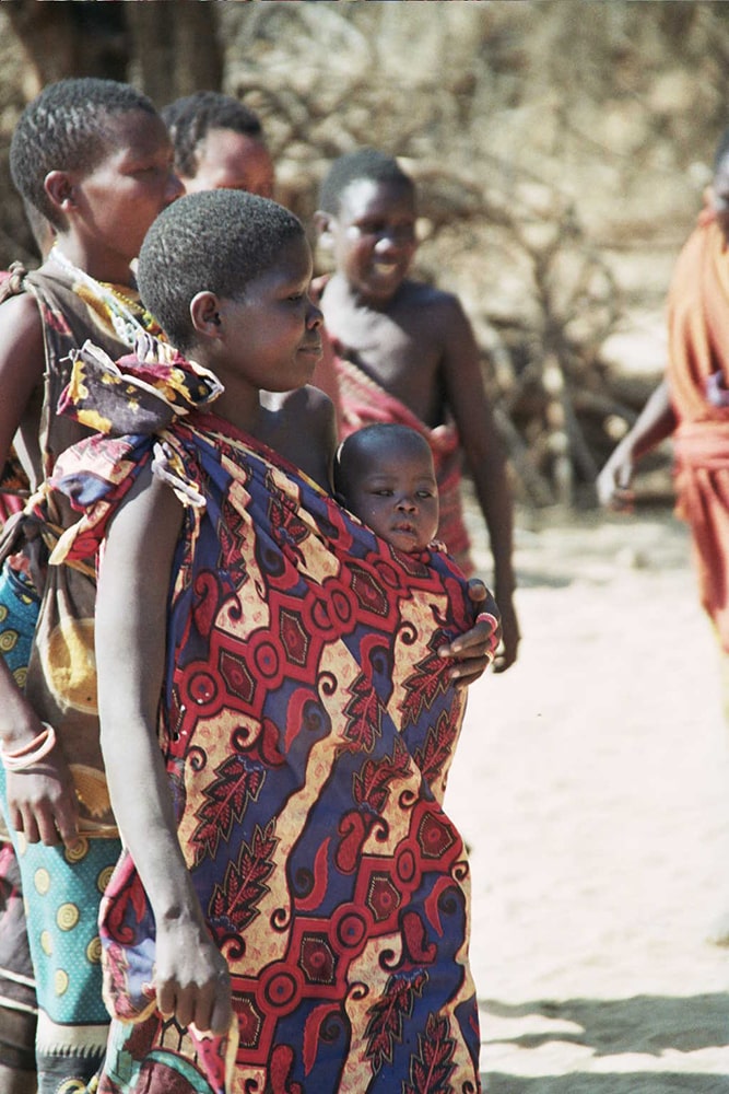 Hadzabe Tribe of Tanzania — Tanzanian Woman with Child.